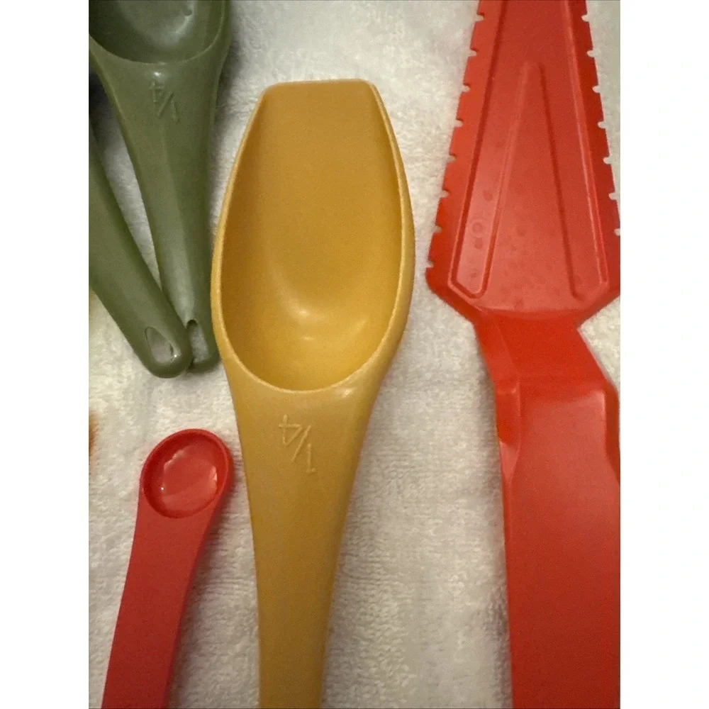 TUPPERWARE Vintage 12 Piece Lot-Pie Slicer, Scoops, and Measuring Spoons
